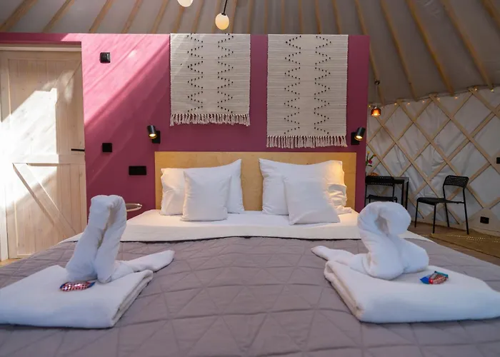 Dom W Domu - Izera Glamping 住宿加早餐酒店 3*